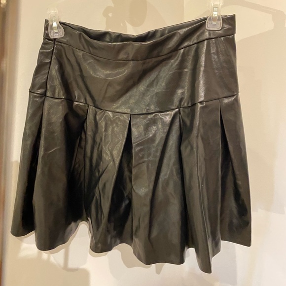pleated faux leather mini skirt - Picture 4 of 4